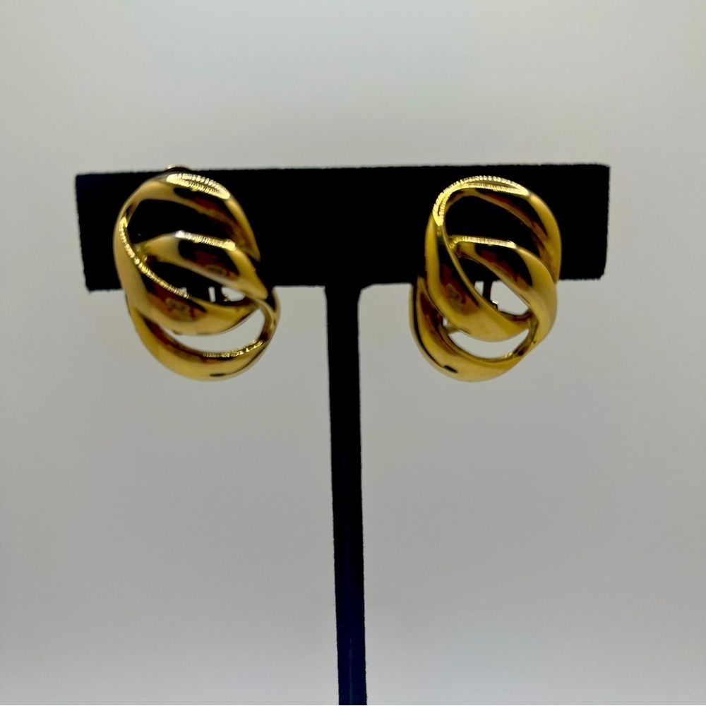 Sarah Coventry vintage gold tone clip on earrings.